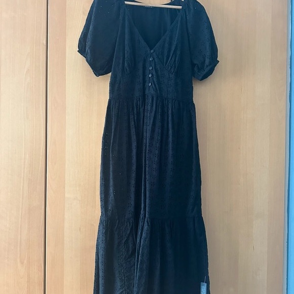 Elegant Black Maxi Dress with Button Accents - Picture 1 of 1
